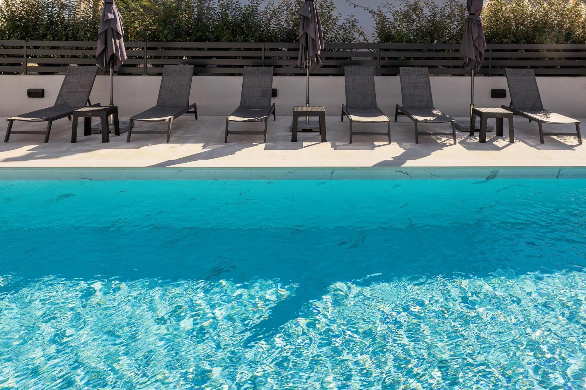 Poolside Apartments Anabella Башка Екстер'єр фото