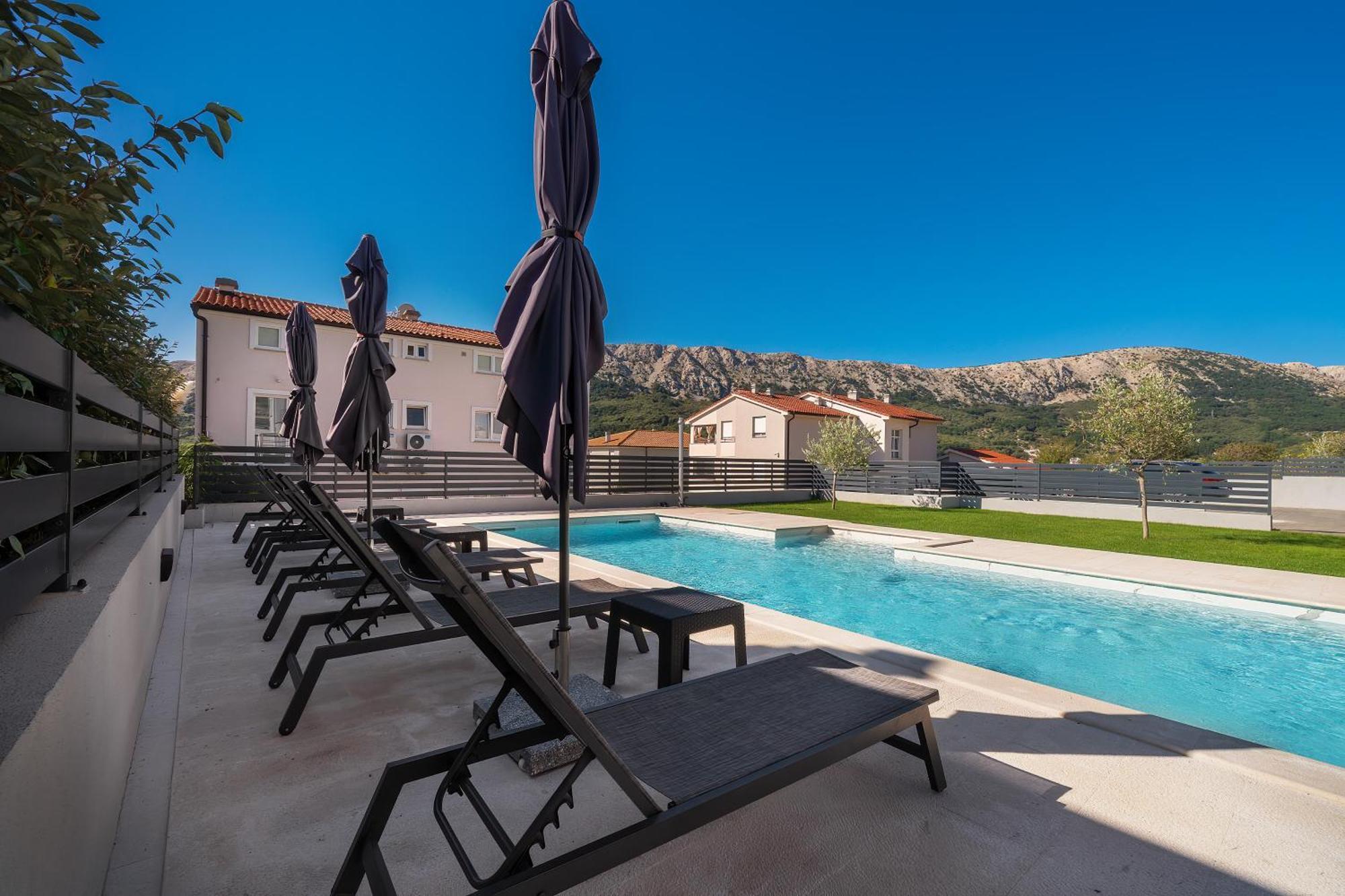Poolside Apartments Anabella Башка Екстер'єр фото